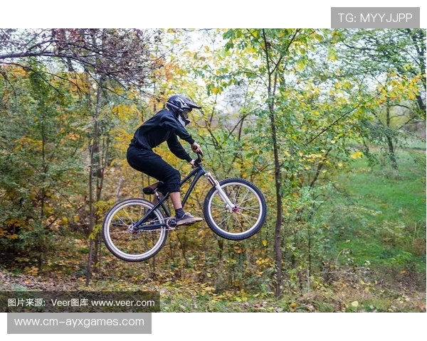 自行车选手用极限弯道技巧教科书级发挥 自行车选手用极限弯道技巧教科书级发挥