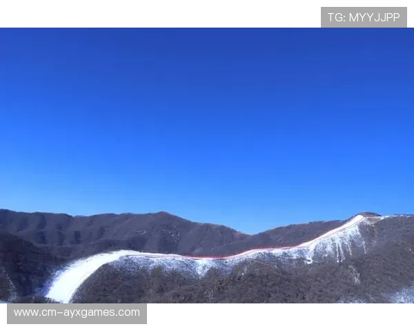 滑雪者飞出太远差点上另一条赛道 滑雪者飞出太远差点上另一条赛道