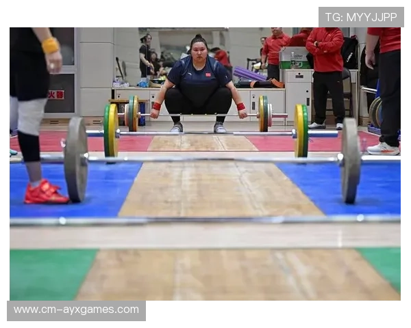 中国举重队再次统治赛场，世界纪录被打碎